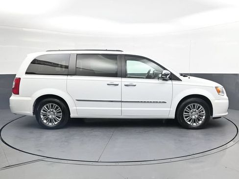 Used 2015 Chrysler Town & Country Touring-L w/ Driver Convenience Group FWD image 3