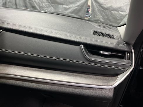 Used 2023 Jeep Grand Cherokee Limited w/ Black Appearance Package image 13