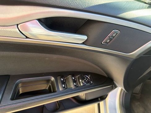 Used 2020 Ford Fusion SE image 11