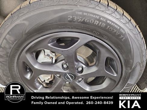 Used 2022 Chrysler Pacifica Limited w/ Uconnect Theater Family Group image 11