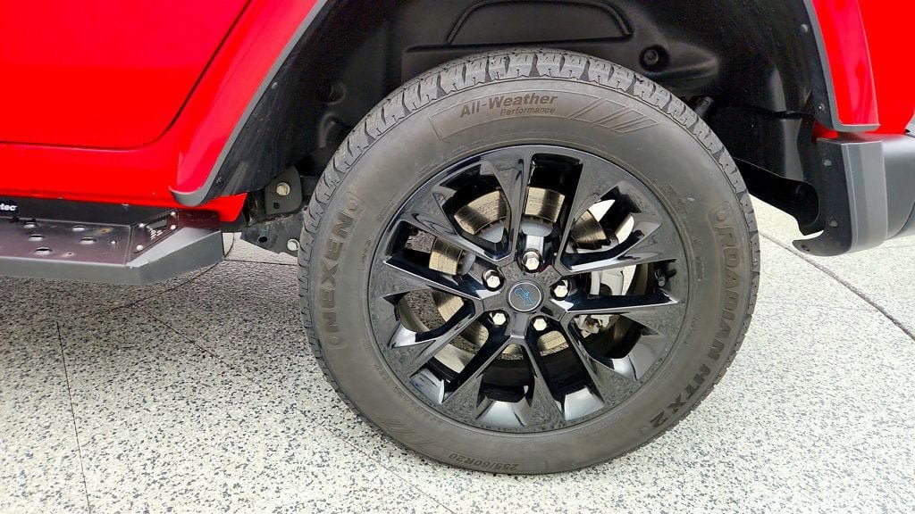 Used 2024 Jeep Wrangler Unlimited Sahara AWD/4WD image 9