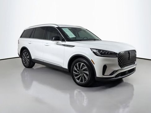 Used 2026 Lincoln Aviator 2WD image 3