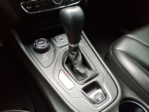Used 2019 Jeep Cherokee Latitude Plus w/ Cold Weather Group AWD/4WD image 14