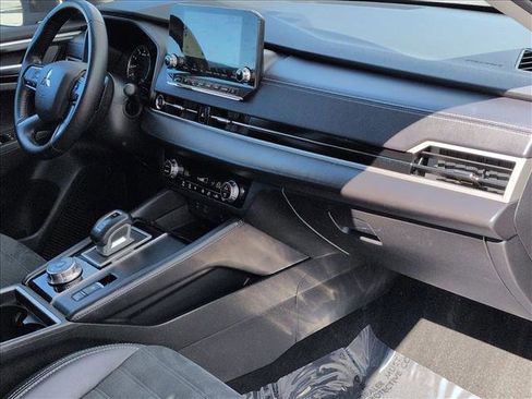 Used 2024 Mitsubishi Outlander SE image 23