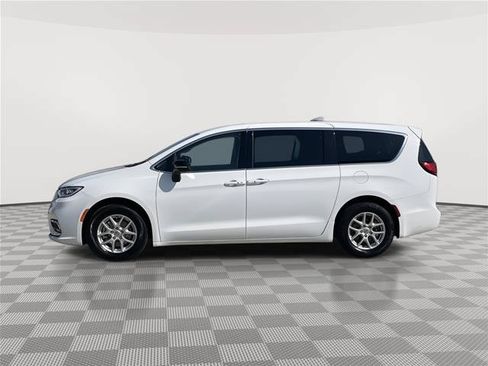 Used 2024 Chrysler Pacifica Touring-L FWD image 2