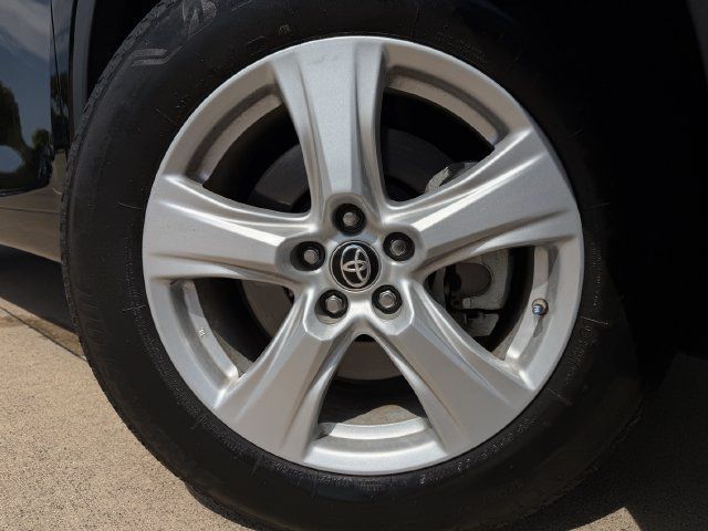 Used 2025 Toyota Highlander LE FWD image 8