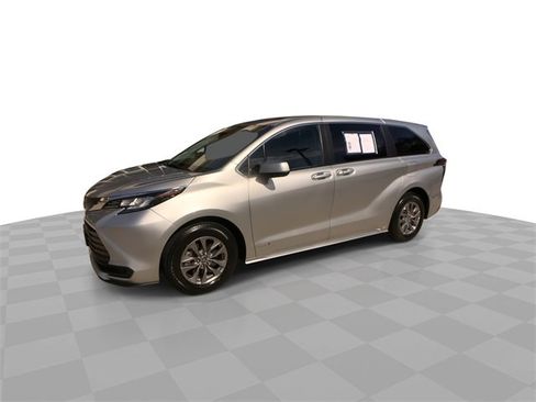 Used 2021 Toyota Sienna LE image 7