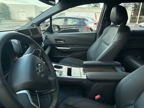 Used 2025 Toyota Sienna Limited image 8
