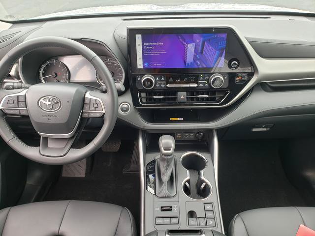 Used 2024 Toyota Highlander XLE AWD/4WD image 16