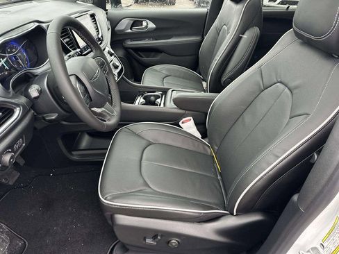 New 2026 Chrysler Pacifica Limited image 12