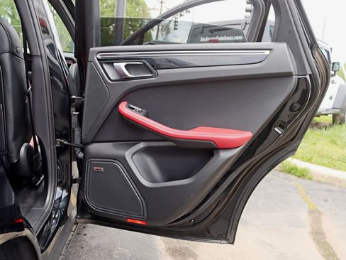 Used 2018 Porsche Macan Sport Edition AWD/4WD image 38