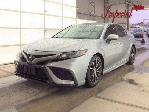 Used 2021 Toyota Camry SE image 1