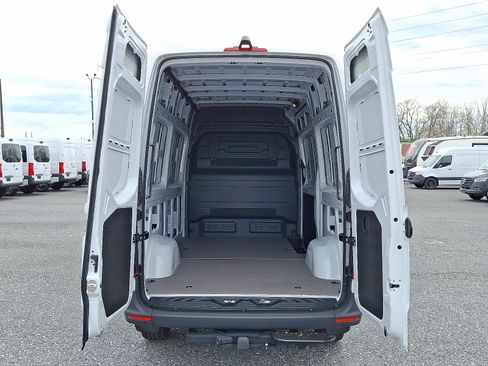Used 2025 Mercedes-Benz Sprinter 2500 image 9