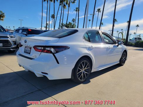 Certified 2021 Toyota Camry SE image 4
