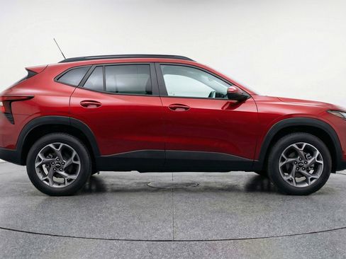 Used 2025 Chevrolet Trax LT w/ LT Convenience Package image 11