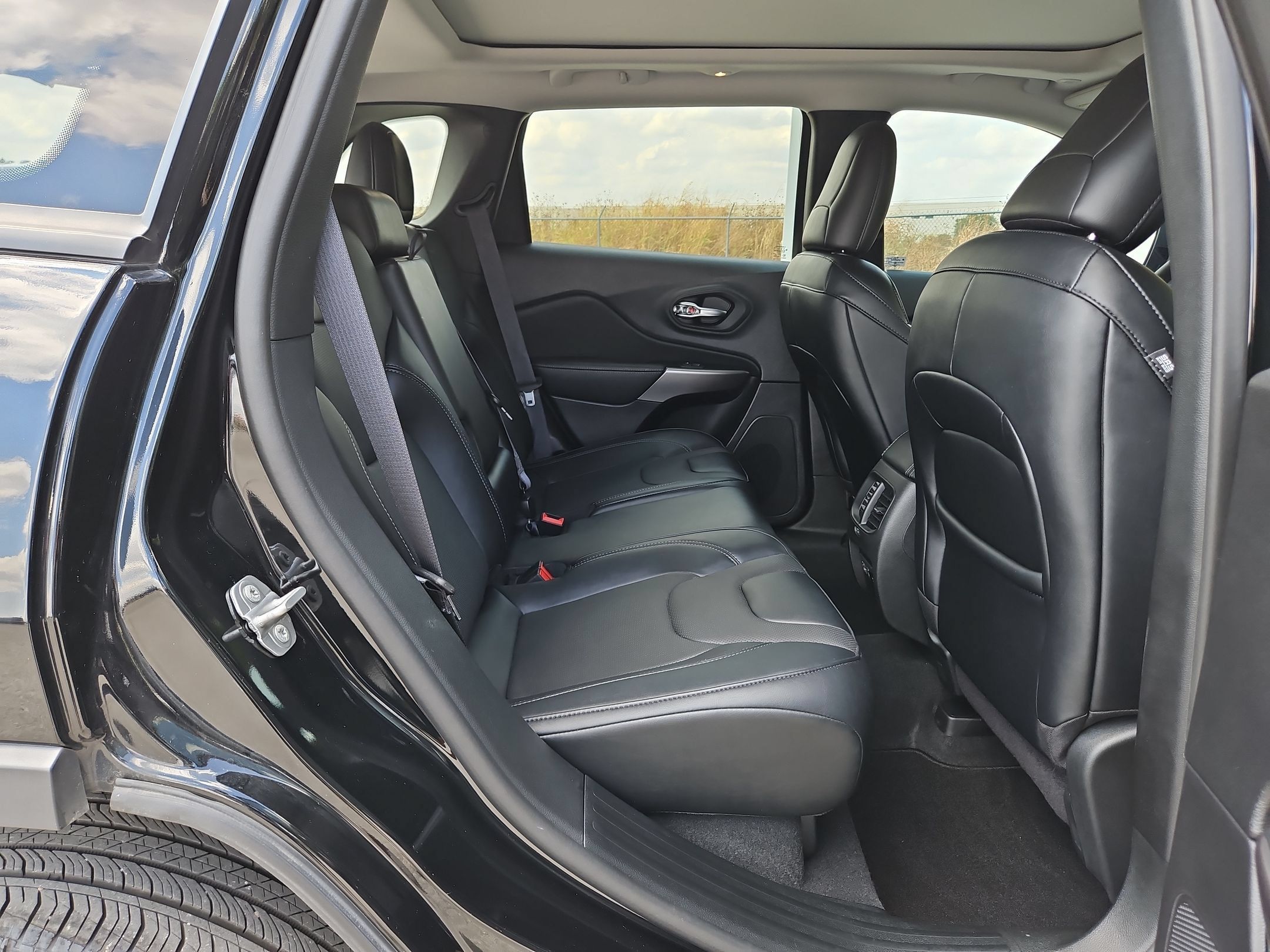 Used 2022 Jeep Cherokee Limited AWD/4WD image 25