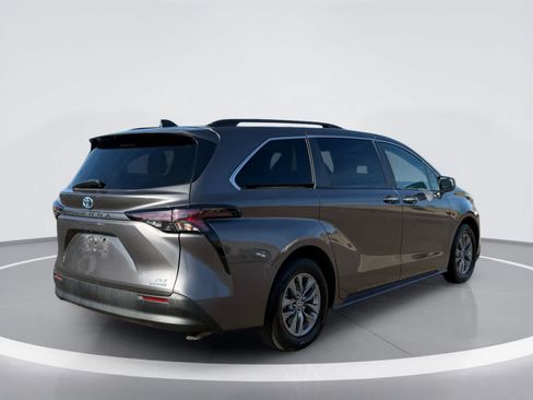 Used 2024 Toyota Sienna XLE FWD image 4