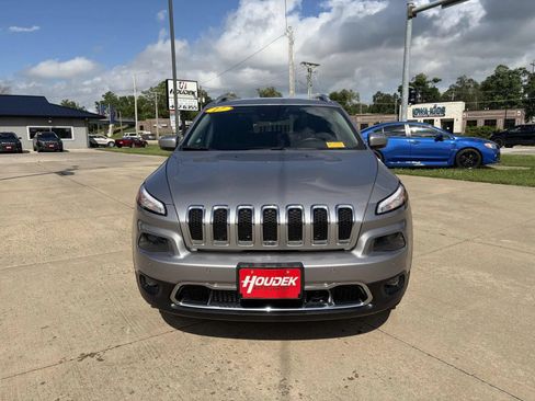 Used 2017 Jeep Cherokee Limited w/ Luxury Group AWD/4WD image 2