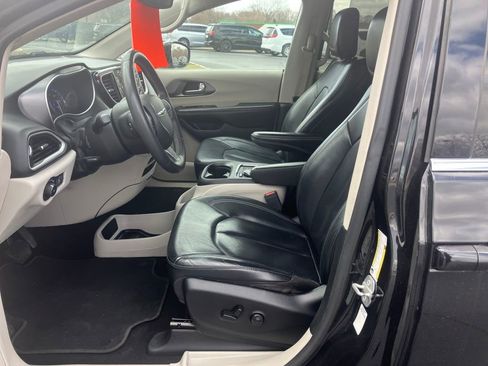 Used 2022 Chrysler Pacifica Touring-L image 11