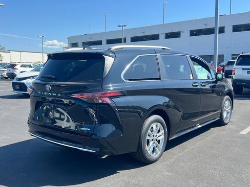 Used 2026 Toyota Sienna Limited FWD image 5