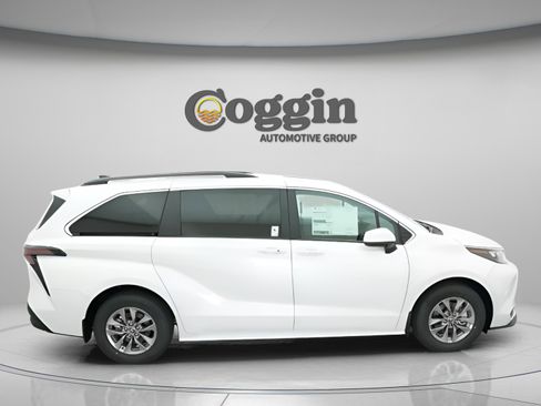 New 2026 Toyota Sienna XLE image 21