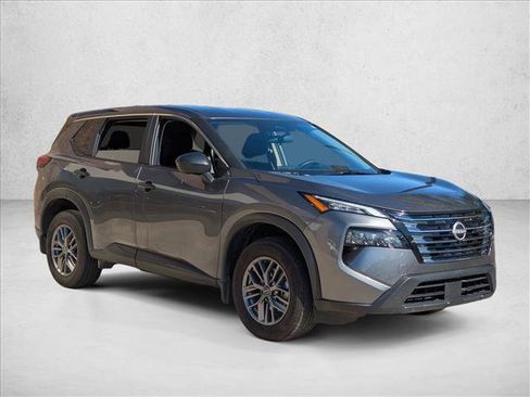 Used 2025 Nissan Rogue S image 3