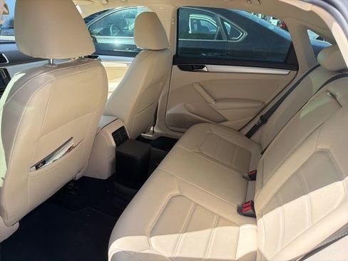 Used 2019 Volkswagen Passat 2.0T Wolfsburg image 4