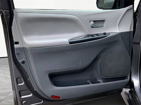 Used 2020 Toyota Sienna LE image 23