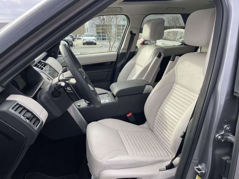 Used 2025 Land Rover Discovery S image 10