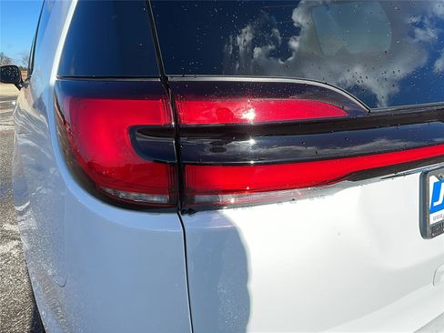 Used 2023 Chrysler Pacifica Touring-L image 11