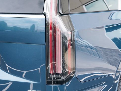 Used 2025 Cadillac Escalade Premium Luxury Platinum AWD/4WD image 11