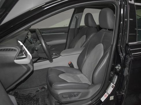 Used 2018 Toyota Camry L image 18