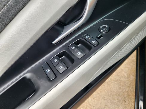 Used 2024 Hyundai Elantra Limited image 25