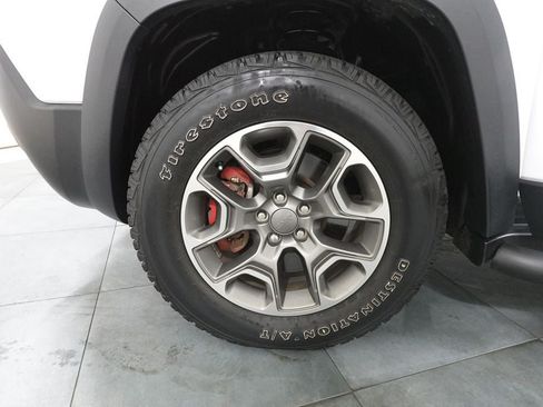 Used 2022 Jeep Cherokee Trailhawk AWD/4WD image 36