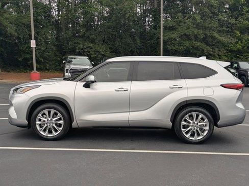 Used 2023 Toyota Highlander Limited FWD image 4