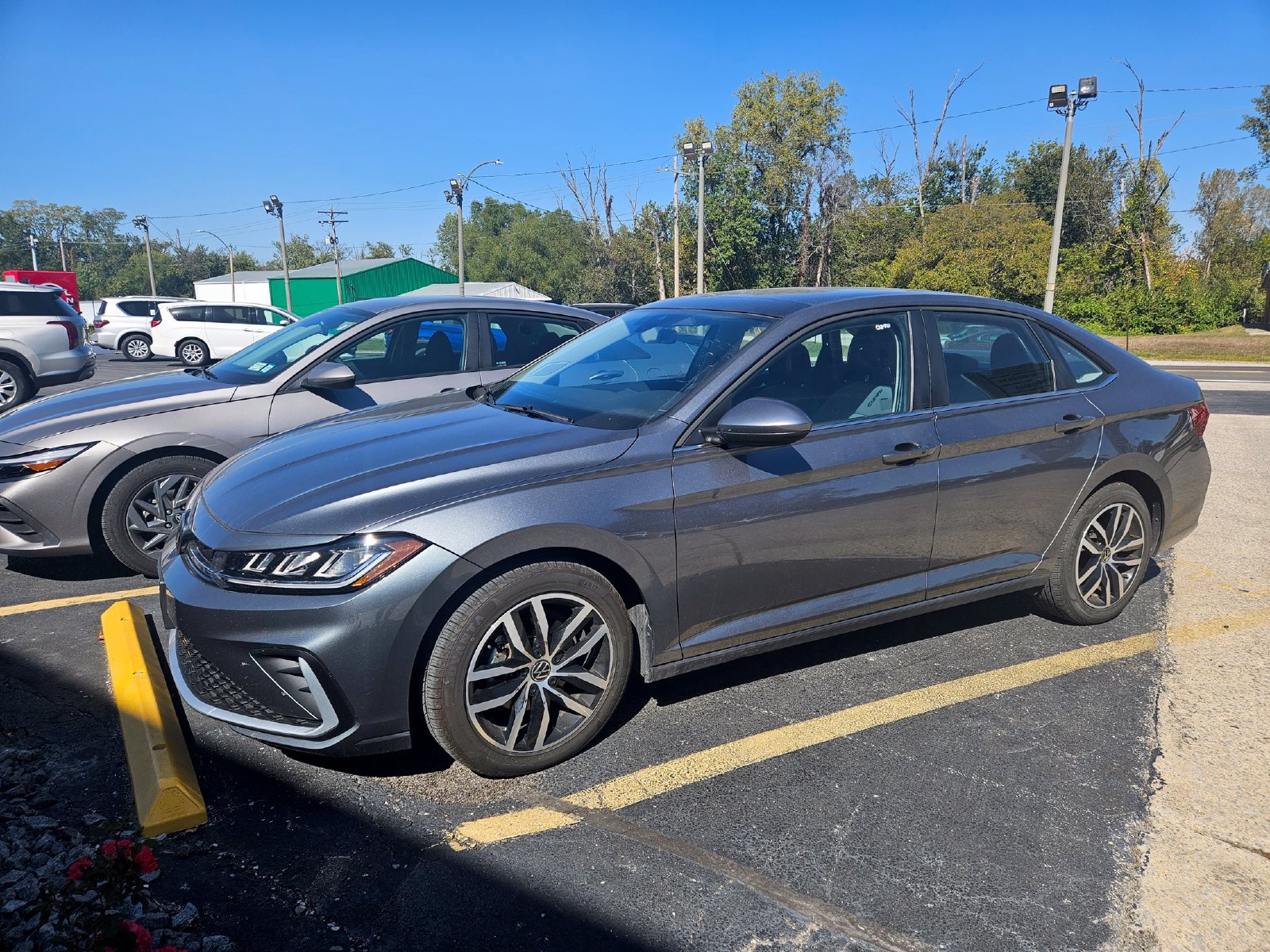 Used 2025 Volkswagen Jetta SE FWD image 4