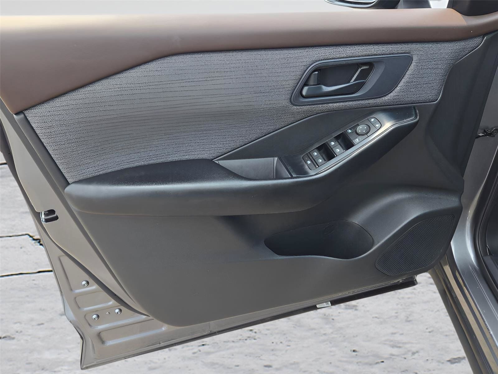 Used 2023 Nissan Rogue S FWD image 20