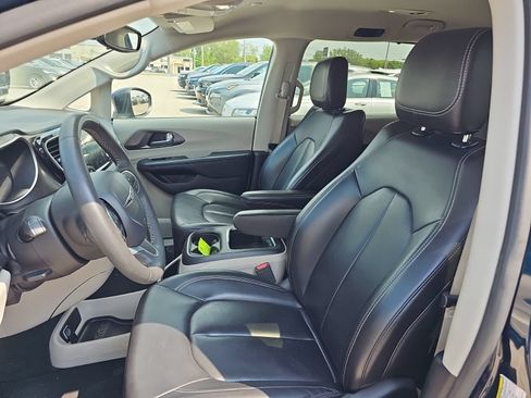 Used 2023 Chrysler Pacifica Touring-L FWD image 6
