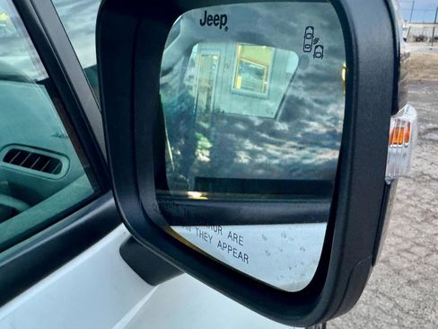 Used 2023 Jeep Renegade Trailhawk image 28