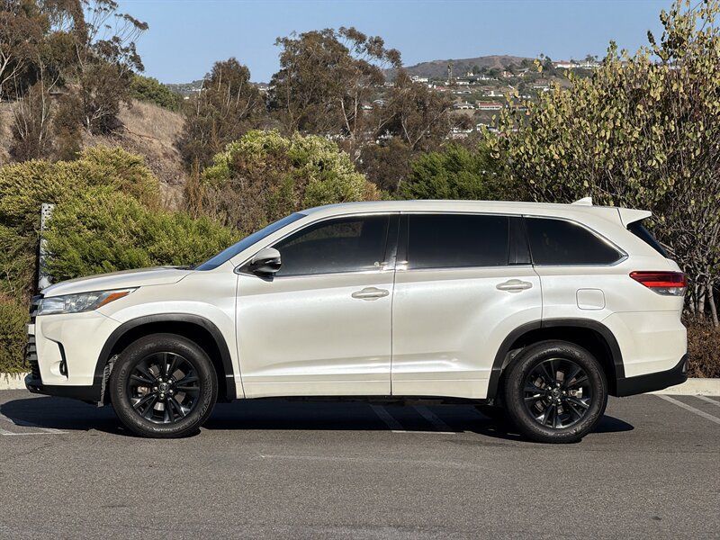 Used 2018 Toyota Highlander Plus FWD image 3