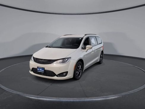 Used 2020 Chrysler Pacifica Touring-L Plus w/ Advanced Safetytec Group image 3