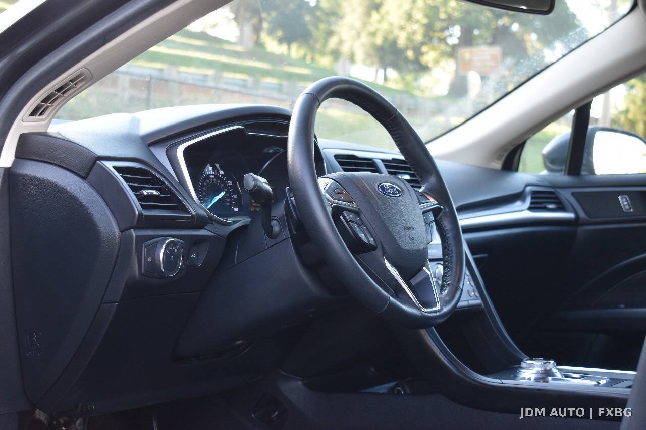 Used 2018 Ford Fusion Titanium AWD/4WD image 18