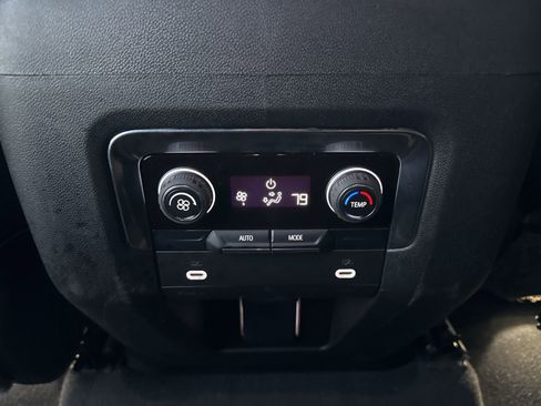 Used 2022 Chevrolet Suburban Z71 image 19