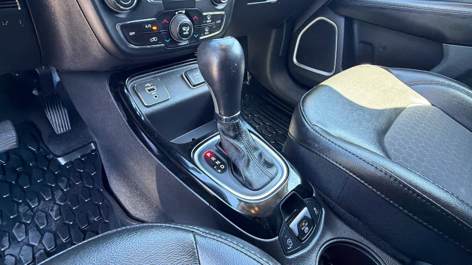 Used 2020 Jeep Compass Latitude FWD image 13