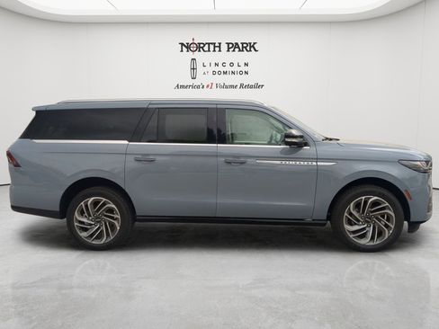 New 2026 Lincoln Navigator L Reserve AWD/4WD image 2