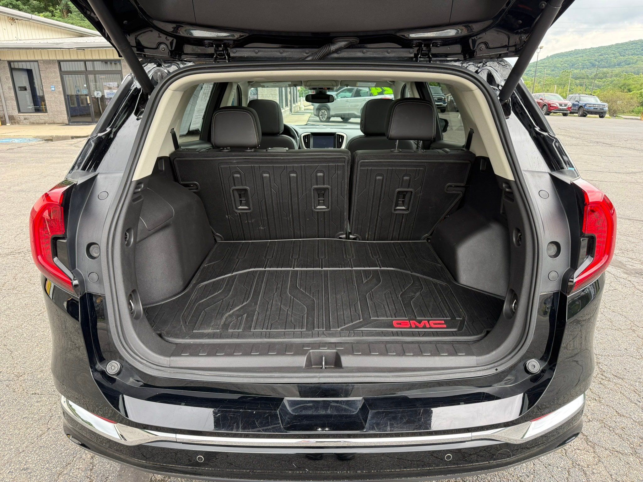 Used 2024 GMC Terrain Denali w/ Denali Premium Package AWD/4WD image 6