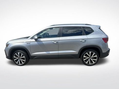 Used 2024 Volkswagen Taos SE FWD image 2