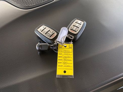 Used 2017 Chrysler Pacifica Touring-L image 27