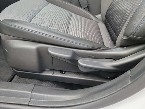 Used 2025 Chevrolet Trax LT FWD image 19