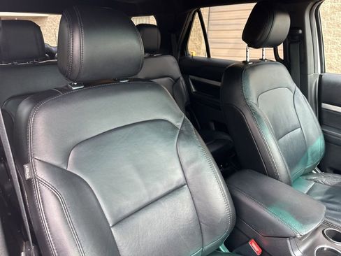 Used 2017 Ford Explorer XLT w/ Equipment Group 202A FWD image 27